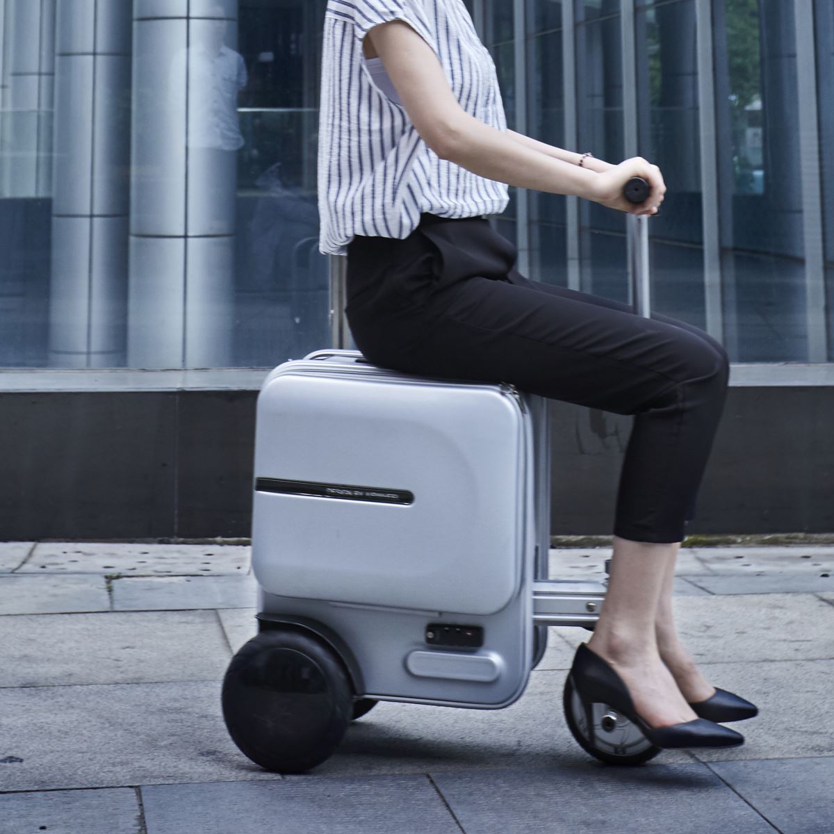 Airwheel SE3 electric suitcase