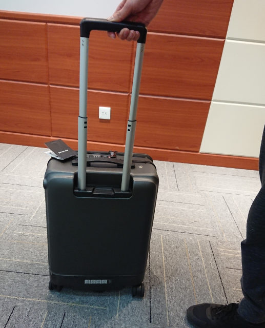 Airwheel ridable suitcase