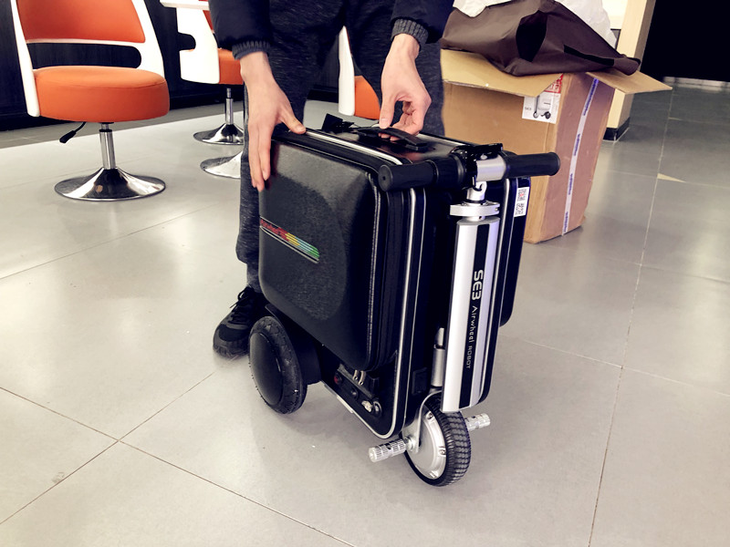 Airwheel SE3 riding luggage