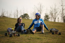  Sin embargo, la mayor especialidad viene del monitor inalámbrico, que es capaz de controlar el patín eléctrico motorizado a distancia de 10 metros con fuerte poder penetrante.