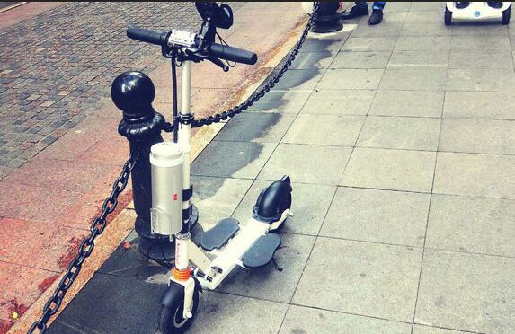 En la actualidad, puedes probar el Airwheel Z3 scooter eléctrico auto-equilibrio de dos ruedas para disfrutar de tu largo viaje.