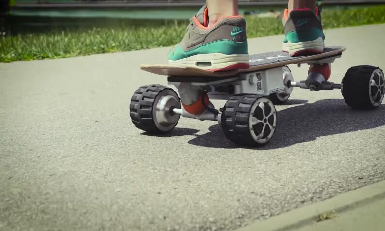 This weekend, ride Airwheel M3 self-balancing air board to have a change.